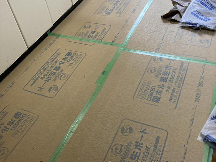 フロアが傷つかないように養生しました！これからキッチンを解体していきます。【草津栗東店】平塚