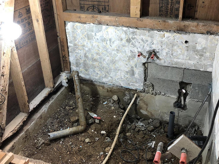 タイルのお風呂を解体中！下の土も出していきます。【彦根店】澤田