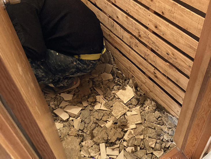トイレの内部を解体しています。床・壁を壊して新しくつくっていきます。【草津栗東店】平塚