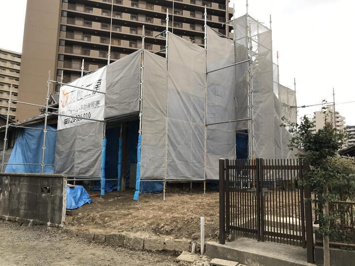 足場を組立てて瓦と大工工事を進めていきます！【野洲店】山尾