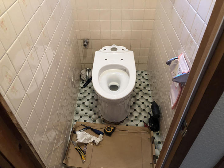 既存のトイレを外して、便器を取り付けている段階です！完成までもう少し！！【彦根店】澤田