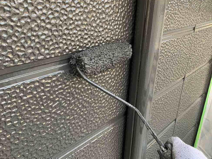 外壁塗装中です！上塗りを行っています。お家の外観がキレイだと気持ちいですね！【草津栗東店】田代