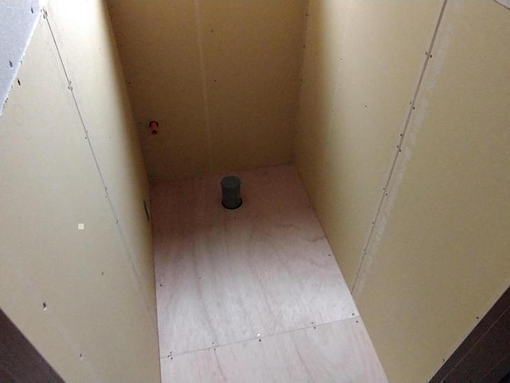 タイルだったトイレの床を取り払い、新しく床組をしました。【野洲店】津田