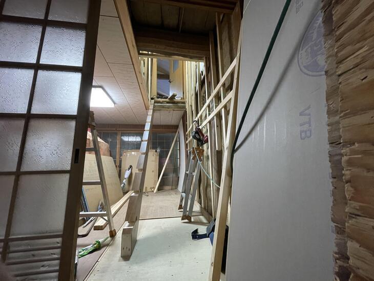 元々の階段を解体して新しくストリップ階段を付けます。【堅田店】北川
