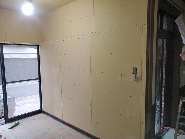 元々の壁の上に新しく壁をつくりました。【草津栗東店】中村