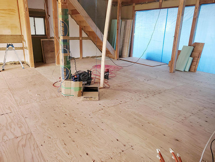 床の下地を貼り終わりました。ここからフローリングを貼って仕上げていきます。【野洲店】中村