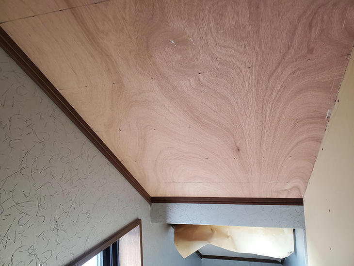 天井の壁紙をはがしその上に5.5mmのラワンベニヤを貼り、廻り縁をつけました。【草津栗東店】中村大己