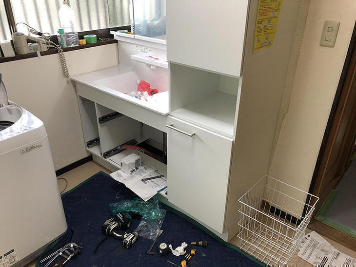 洗面台を給水、給湯、電源の接続してます！【野洲店】山中和樹