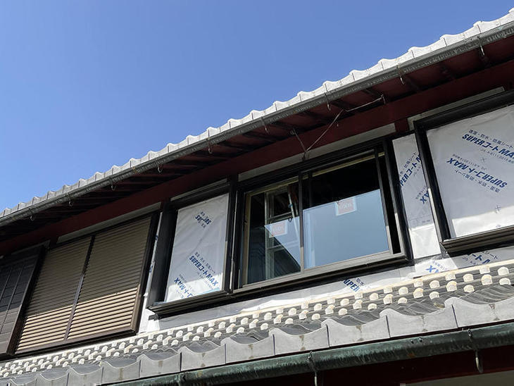 既存の窓を解体して新たにペアガラスの窓を取り付けました。【野洲店】北川