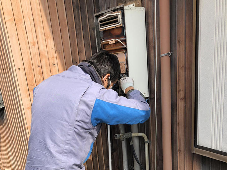 既存給湯器を取り外していきます！節水型に交換します！【彦根店】澤田
