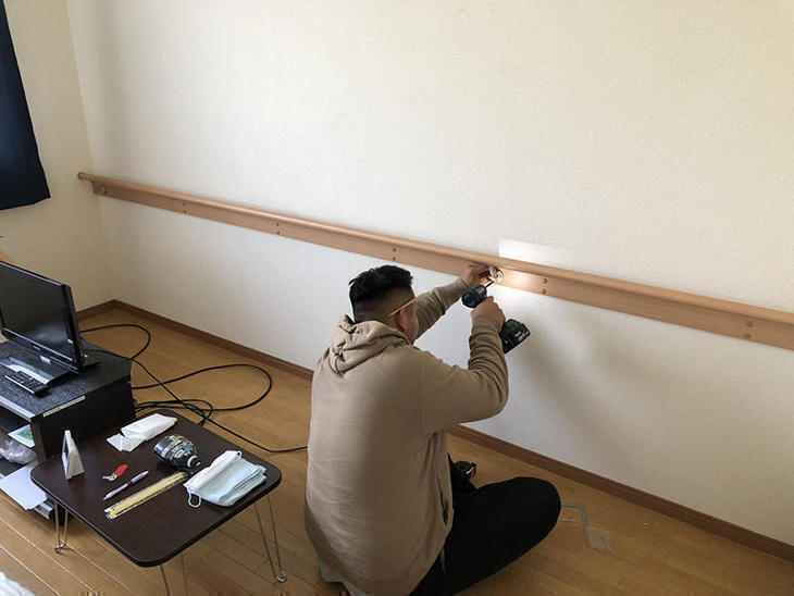 匠工房の社員大工さんに、丁寧に手すりを取り付けてもらっています！いつもありがとうございます！【彦根店】澤田