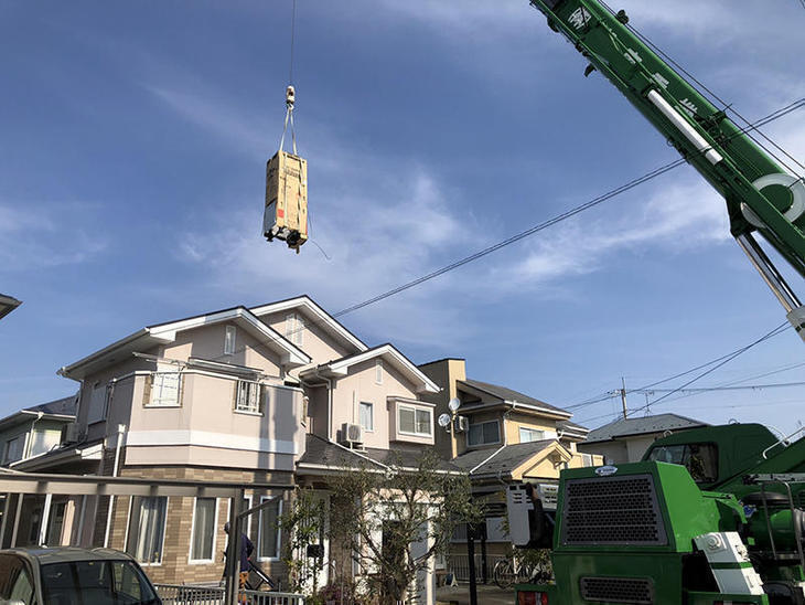 エコキュートを大型クレーンにて搬入中！！【彦根店】澤田