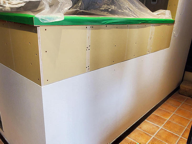 Mクロスを貼り終え、ここから壁紙をはってもらいます【野洲店】中村