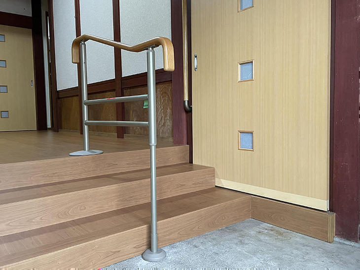 玄関を上がるために手すりを設置しました。安心して上り下りが可能になります！【水口店】亀田・越田