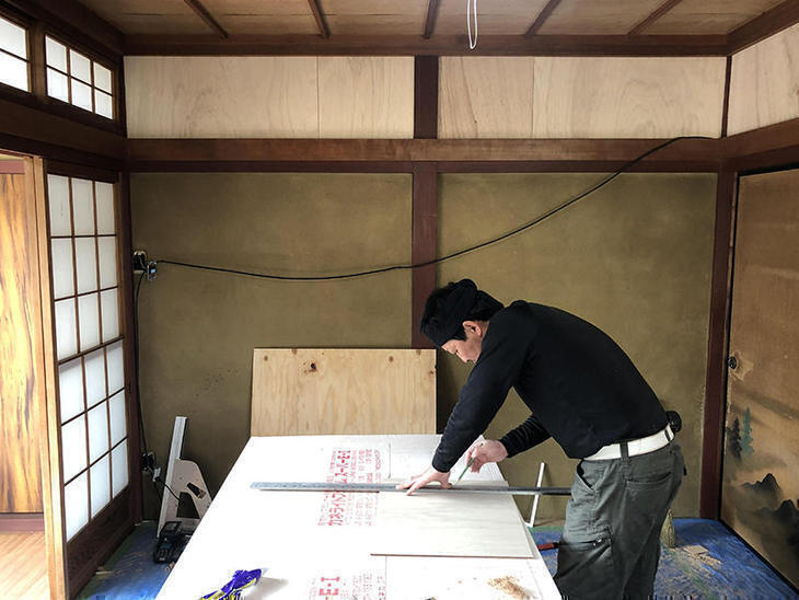 土壁にクロスを貼るために、5.5㎜厚のベニヤ板を貼っています！【野洲店】岩城・久保田