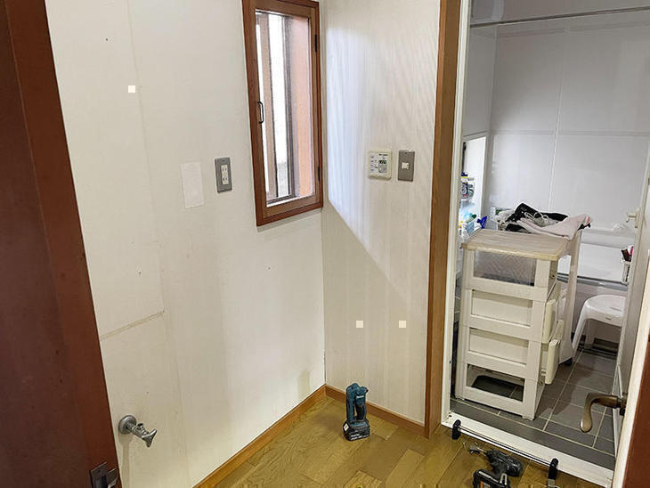 クロスもをキレイに剥がしました！凹凸を補修して、新しくクロスを貼っていきます。【水口店】中島・森田・越田