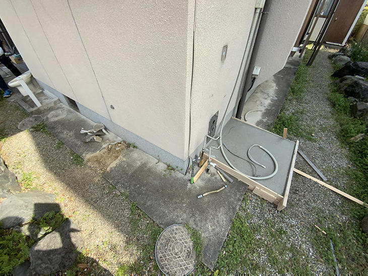 エコキュートの架台を施工してます。新しく設置する場合は、土間がひつようになります。【野洲店】山中和樹