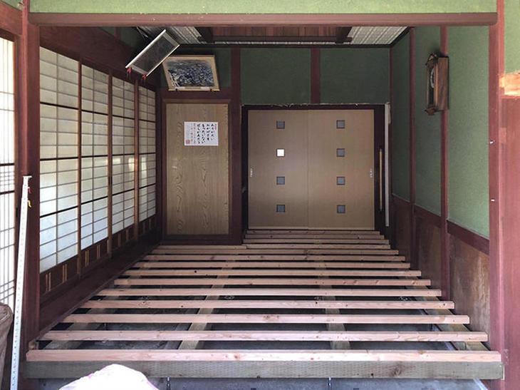 大工さんに床の下地をつくっていただきました。【水口店】中島・越田