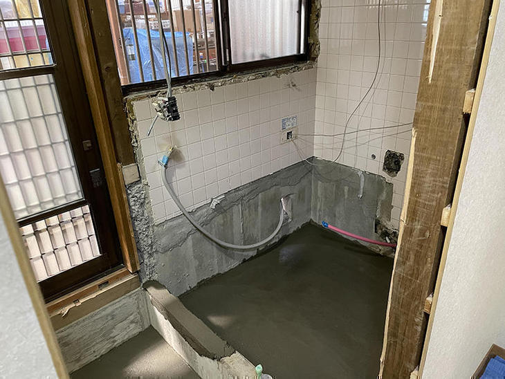 浴室を解体した後に配管を仕込み、コンクリートを打設しました。【水口店】亀田・越田