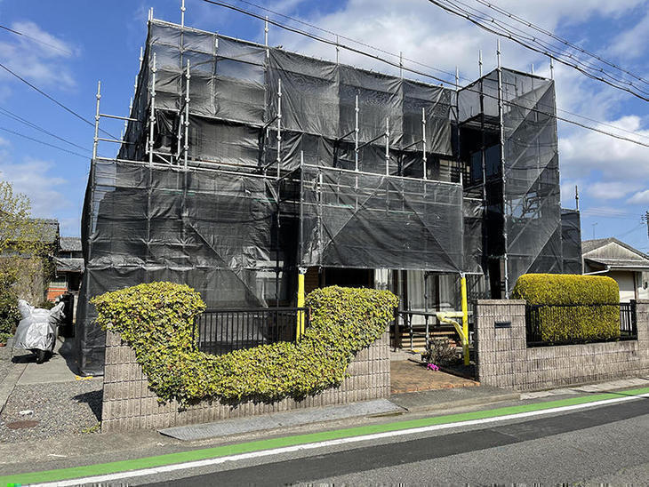 これから外壁の塗装をするにあたって、足場を組み立てました。【水口店】森田・越田