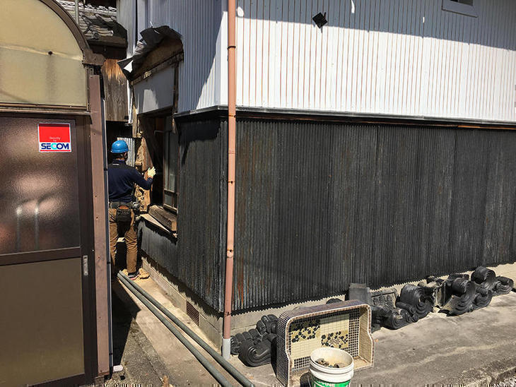 蔵の解体スタートしました。先に電気配線処理をしてこれから解体用の足場を組みます。【八日市店】吉田