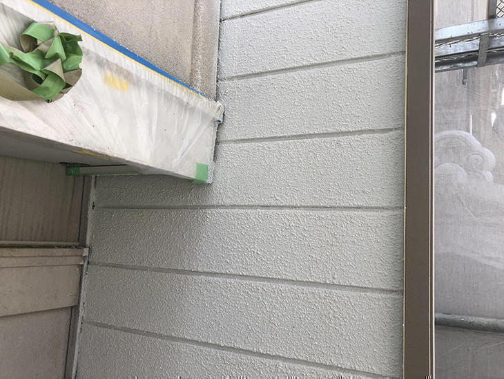 貼り替えたサイディングと既存の壁材のパターンを揃えるために吹き付けをしてパターンを付けました！【野洲店】高田・森田