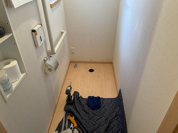 便器を外してもらいました。これから新しいトイレを取り付けます。【水口店】中島・越田