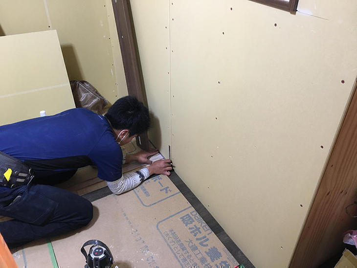 増築部屋の引戸の取付です。垂直を出すため調整をしてくれています。【野洲店】吉田