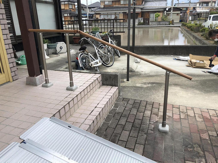玄関前の段差に手すりを設置しました！これで安心して、上り下りしていただけます！【野洲店】岩城・久保田