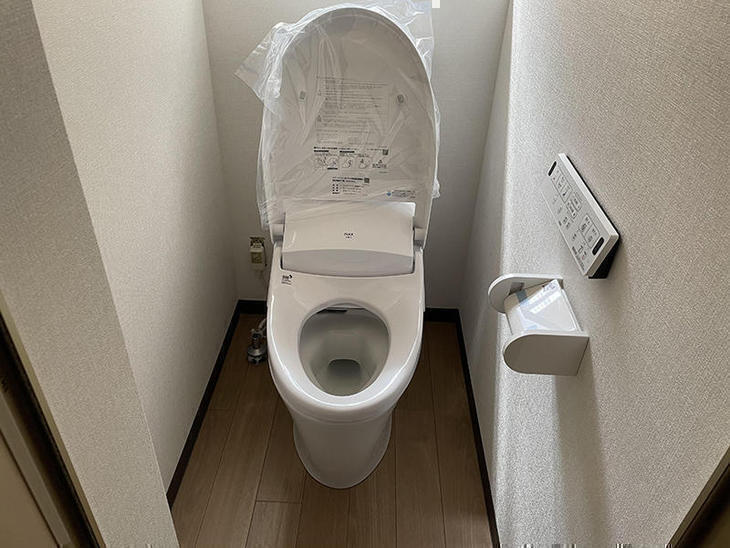 新たなトイレに交換し、クロスと床を貼り替えました。【水口店】森田・越田
