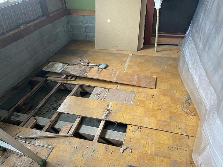 床の解体作業中です。この時代の建物は床が1重貼りのものが多く、どうしても湿気などでフワフワしてきます。同じことにならないように2重貼りにし、しっかりとした足元を固めていきます。【彦根店】古屋・白井・島田・北