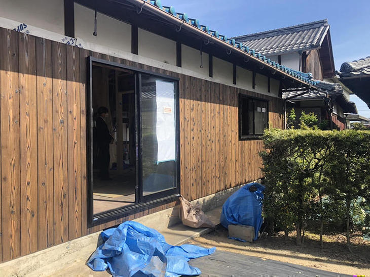 焼き板が貼り終わりました！【野洲店】岩城・久保田