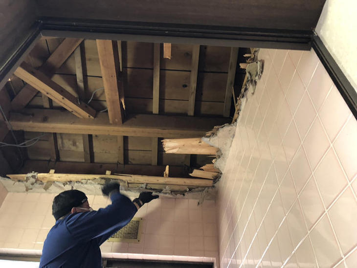 在来（タイル）のお風呂を解体していきます。天井・壁・床を撤去します。【彦根店】早川