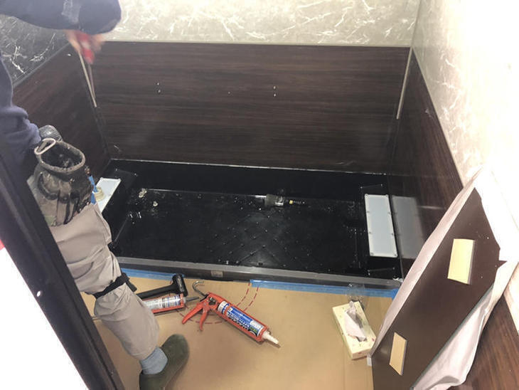 システムバスの組み立てをしています。明日、設備屋さんに繋いでもらったら、使っていただけます！【彦根店】早川