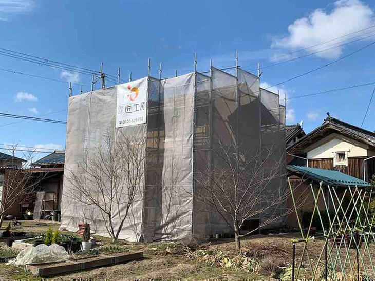 小屋の外壁を修繕するために、足場を組みました！雨の日が続きますが、様子を見ながら慎重に工事を進めていけたらと思います。【彦根店】古屋