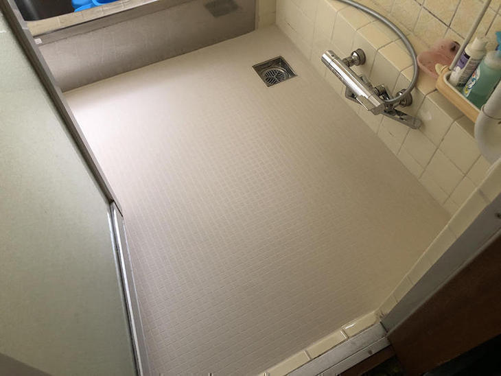 在来風呂に土間コンクリートを打ち、浴室用シートをはりました。【堅田店】上田滉大