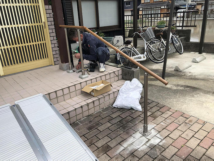 外部手すりの設置をしてます。（手すり：三協アルミのエトランポS）【野洲店】岩城