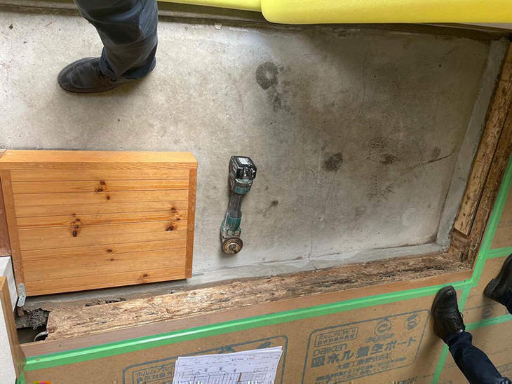 勝手口のカマチがシロアリの被害にあってしまったので取り替えています。もちろん防蟻処理もきちんと行い、安心して快適な生活を送ってもらえるようにしていきます！【彦根店】古屋・白井・島田・北