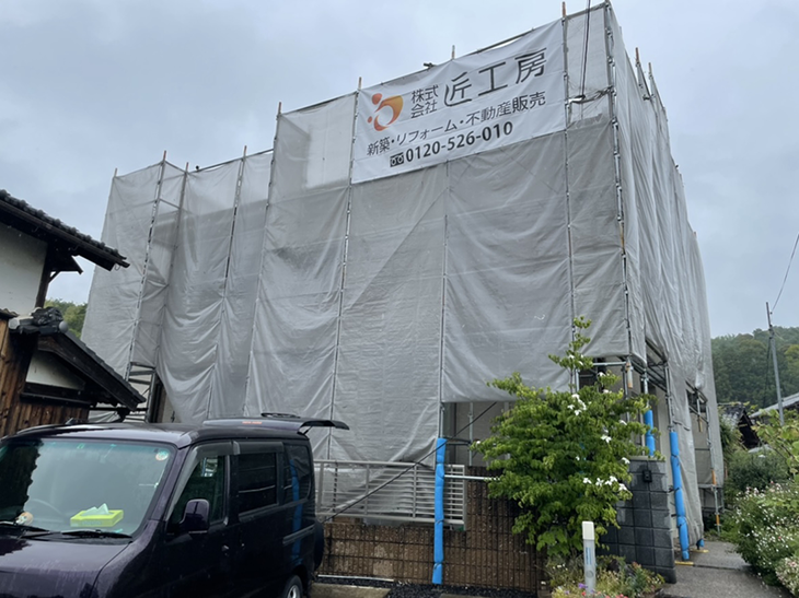 外壁塗装の為、足場組立ました。明日から高圧洗浄が始まります！完成が楽しみです。【大津堅田店】築山