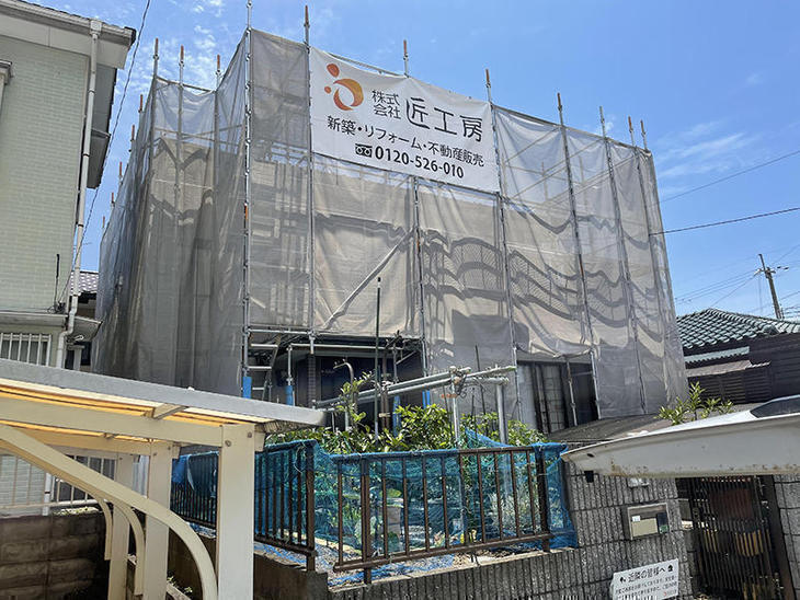 外壁塗装をするにあたって、足場を組み立てました。【水口店】中島・越田