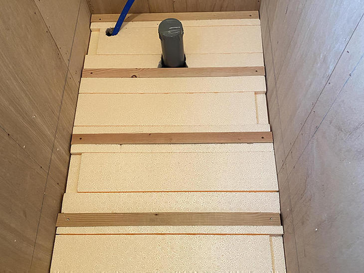 トイレの床を解体してもらい、新しく床を組んでいます！断熱材もしっかり入れます！【野洲店】田井中