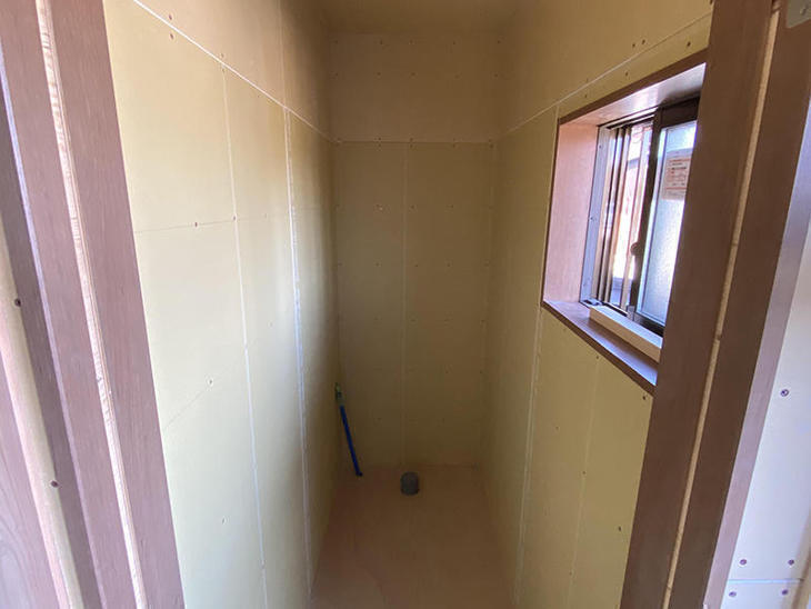 トイレの壁に12.5ミリのＭクロスと12.5ミリの石膏ボードを貼りました！この上からクロスを貼って仕上げてもらいます。【野洲店】田井中