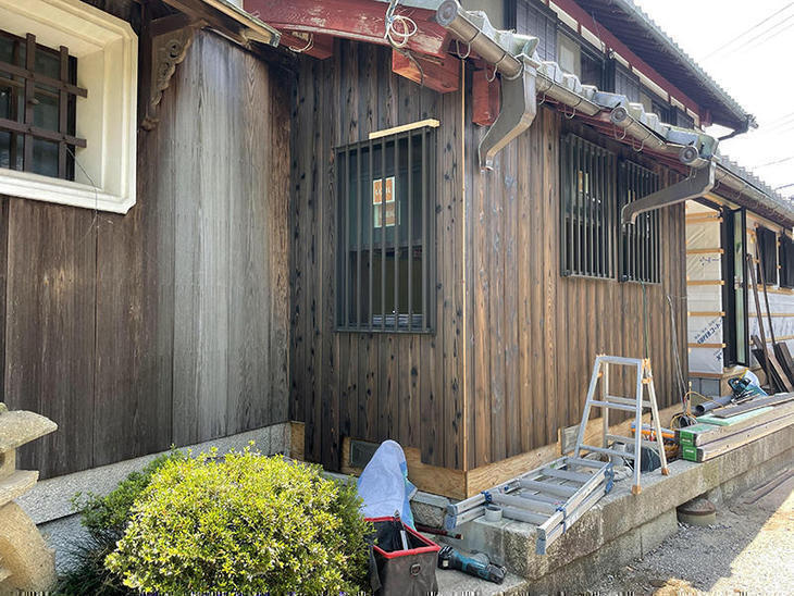 外部の焼板を貼っていきます。【野洲店】北川