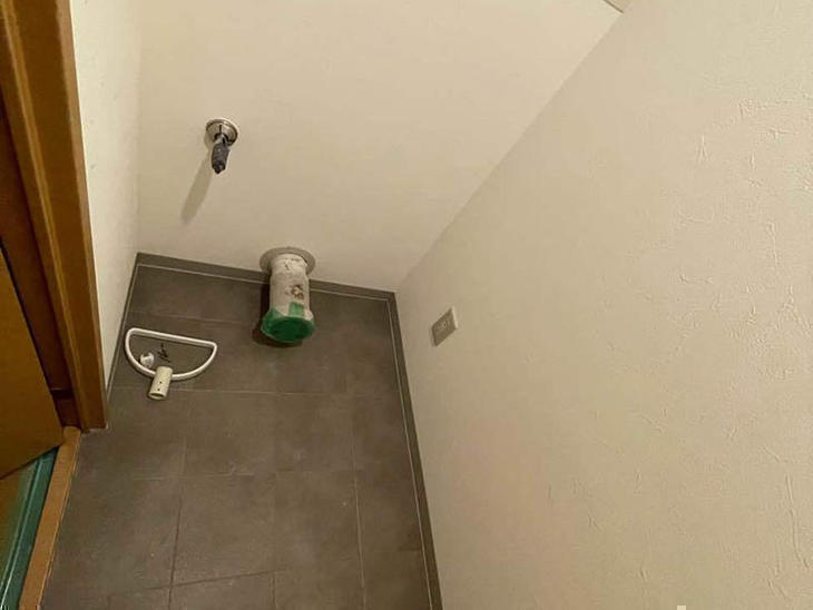マンションのトイレのクロスを貼り替えました。これから、トイレを設置します。【草津栗東店】日浦