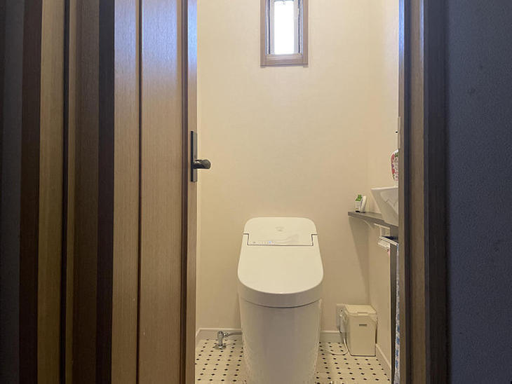 トイレの交換と同時に、クロスとクッションフロアを貼り替えました。背面には新たに小窓を取り付けました。【水口店】森田・越田