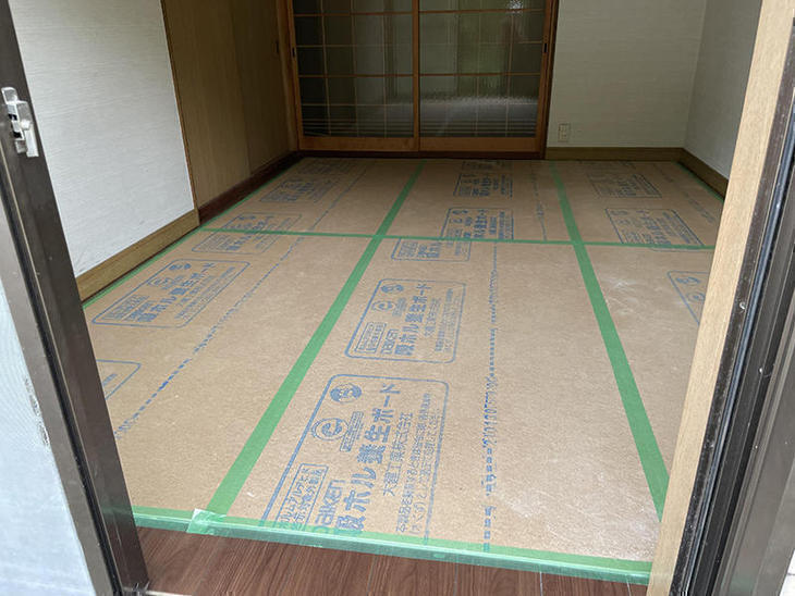 フロアーの上貼りをしました。傷や汚れが付きにくくする為に養生をしました。【野洲店】北川