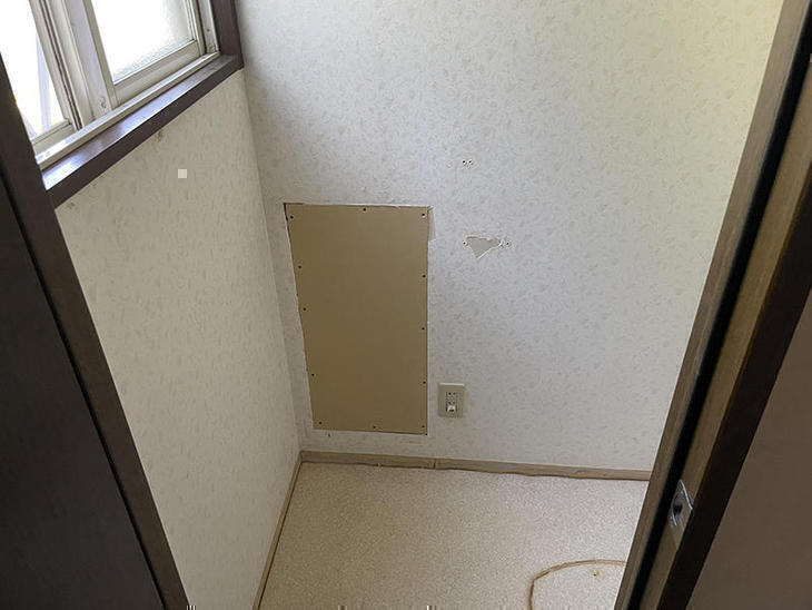 埋込み収納を取り外して、壁の補修をしました。【野洲店】北川  