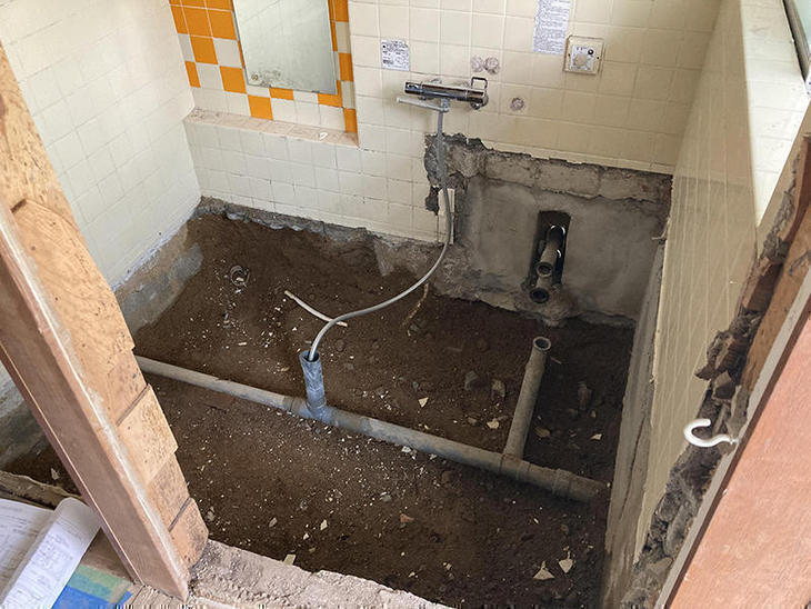 浴室交換をするにあたって、床を解体しました。【水口店】森田・越田