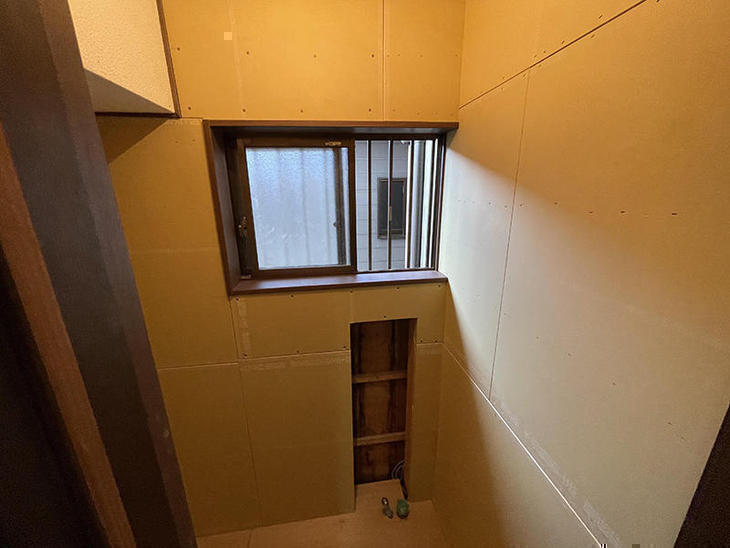 トイレの窓枠を新しく付け、埋込み収納の下地をしました。【野洲店】北川  