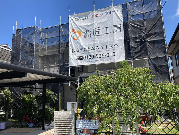 外壁塗装にあたって足場を組み立て、幕を設置しました。【水口店】亀田・越田